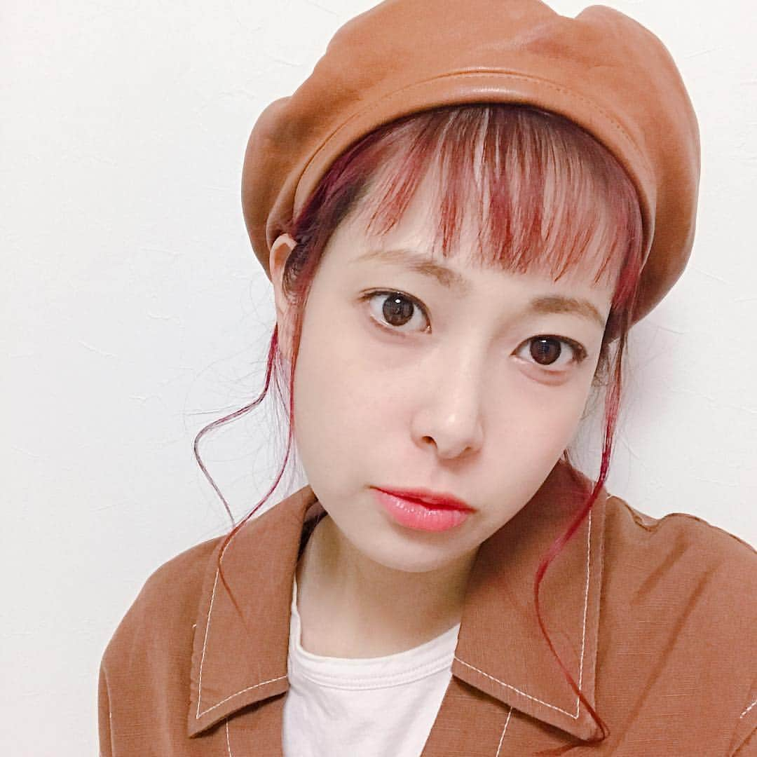 知念美加子さんのインスタグラム写真 - (知念美加子Instagram)「Hair & Make up 😛 ・ ・ ［hair］ 前髪を薄くしてベレーに隠す！ 顔まわりと襟足をほんのすこーしだけだして、26mmで巻く。 後ろ髪は枝豆みたいなやつ←（最後の写真） ・ ・ ［Make］ ブラウン&オレンジメイク♫ チークを高めから幅広に。 リップは2色使いでニュアンスオレンジブラウン♫ ・ ・ ・ Eye （上まぶた） @shiro_japan 8104 Eye （下まぶた） @makeupaddictioncosmetics  064 Cheek @narsissist 4035 Lip @yslbeauty （唇全体） no4 （唇中央）no38 （パーティとは違うカラーだよ🙆‍♀️） ・ ・ #makeup #make #hair #コスメ #ヘアメイクもファッションの一部 #ちねんこすめ」3月7日 17時26分 - chinenmikako