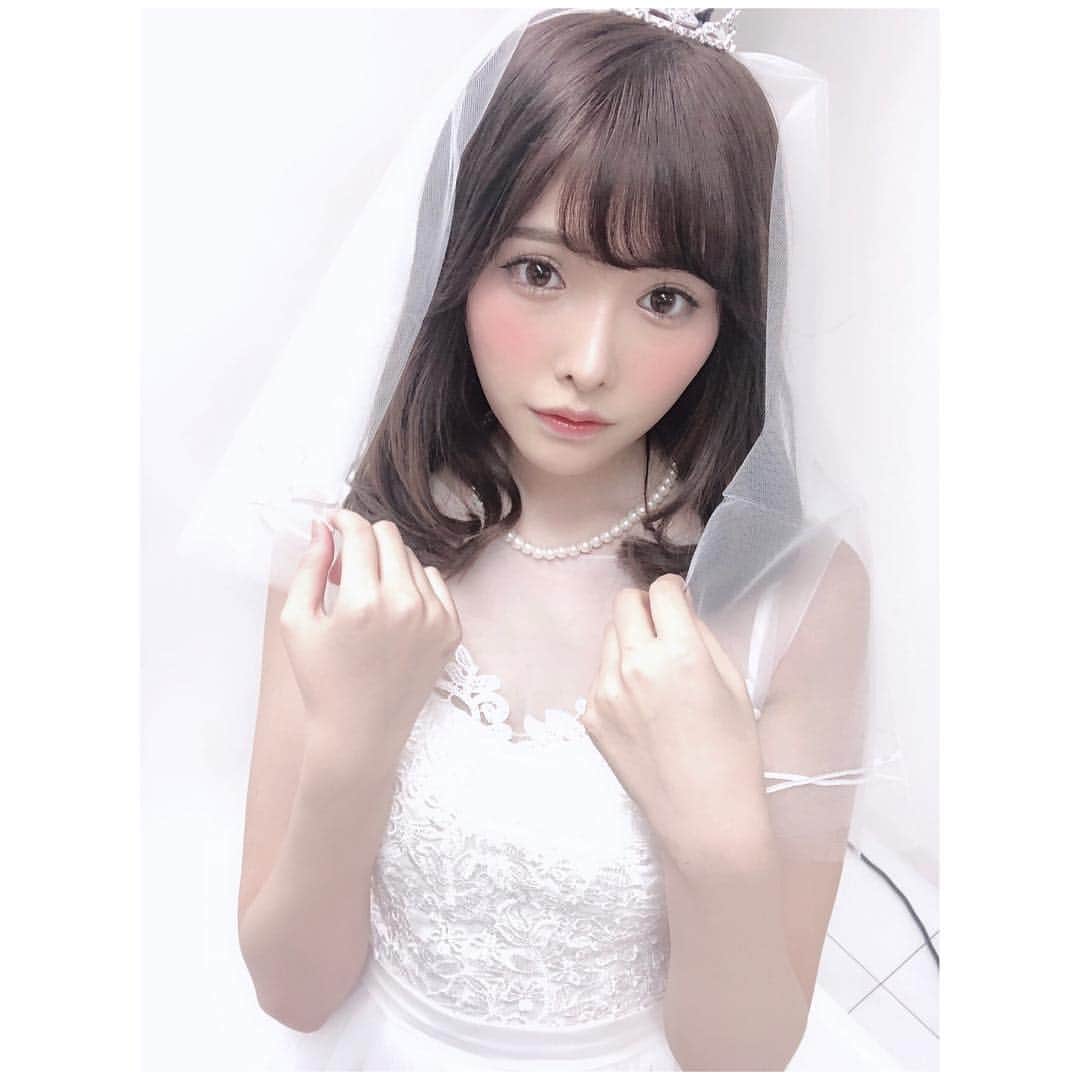 のインスタグラム：「最近お仕事でウェディングドレス着ること多いなぁ、、確実に婚期遅れる気がする🥺」