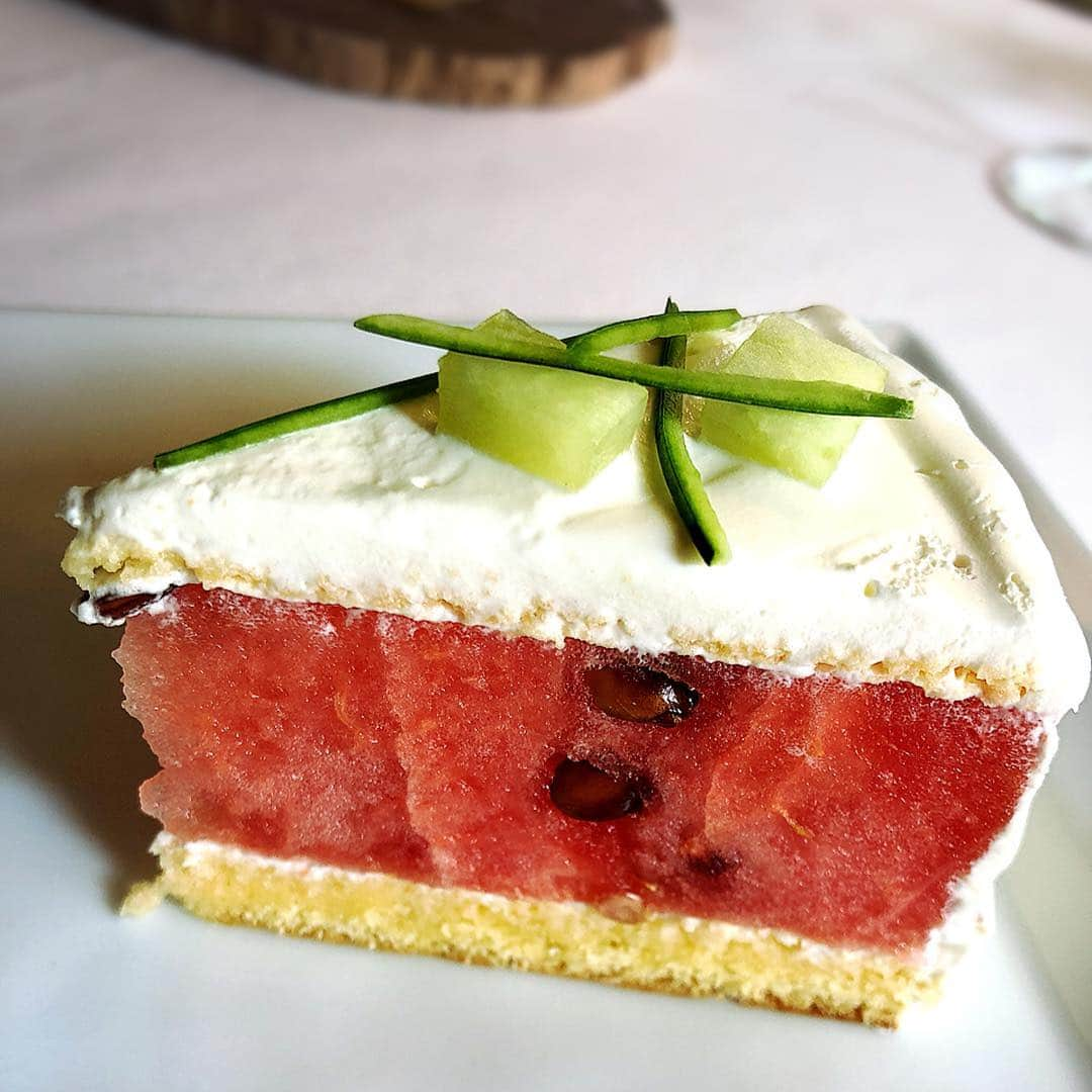 宮崎宣子さんのインスタグラム写真 - (宮崎宣子Instagram)「スイカの🍉ショートケーキ🍰なんて初めて✨ ヌキテパさんに10年ぶりくらいに行きました❣️ モナリザ河野さんと宮崎話で盛り上がりながら、フレンチの巨匠同士の会話が面白くて、あっという間に時間が流れた😆✨ #ランチ #ヌキテパ #ヌキテパ田辺シェフ #モナリザ河野シェフ #フレンチの巨匠同士 #スイカのショートケーキ #ショートケーキ #フレンチランチ #宮崎出身」3月7日 18時46分 - miyazaki_nobuko