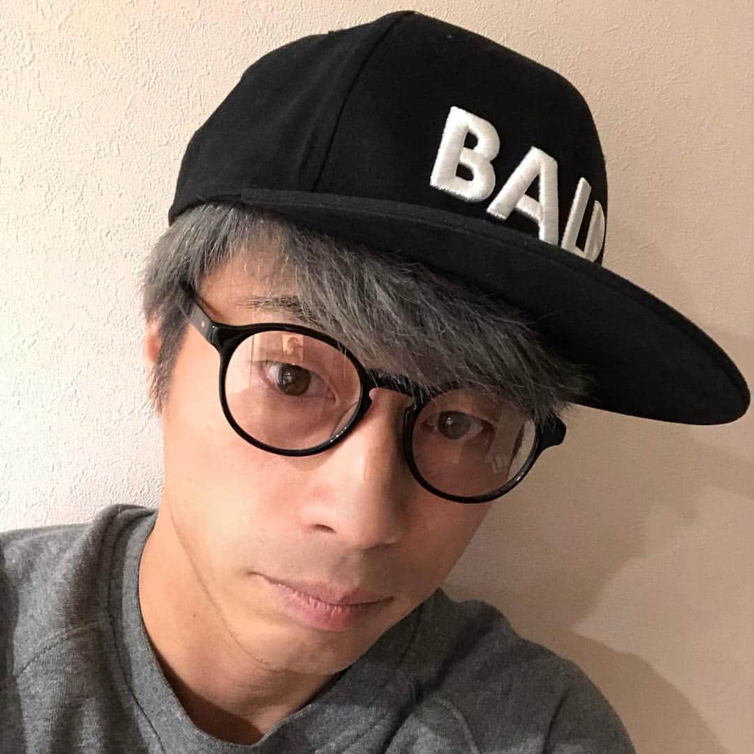 田村淳のインスタグラム：「眼鏡屋さんはじめました 『atsushimegane』 眼が光に弱くなってからかけはじめた眼鏡…色々と眼鏡をかけた中から辿り着いたフレームと少し色の付いたレンズ…なかなかオンラインショップで眼鏡を購入するのは抵抗があるでしょうが…ショップ覗きに来て下さい^_^今は1種類しかないけれど、今後どんどん増やして行く予定です。福岡の眼鏡の名店👓仲西眼鏡店さん協力のもと眼鏡を作っています！  ショップはプロフィールのとこのURLで飛んで下さい^_^  #BASE #atsushimegane #仲西眼鏡店 #BALR」