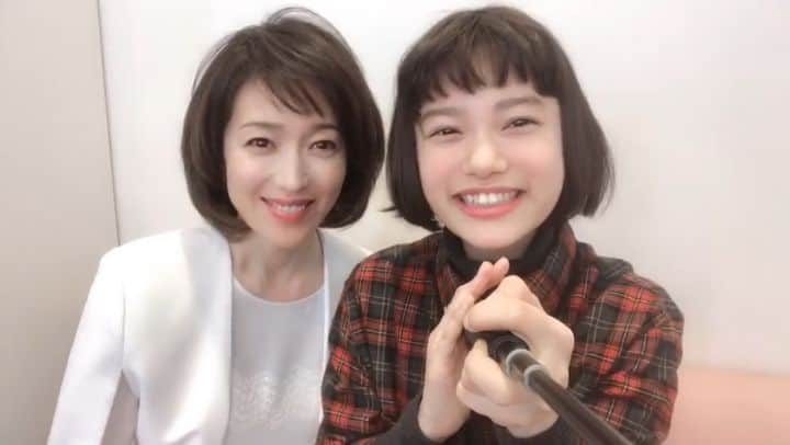 テレビ朝日「ハケン占い師アタル」のインスタグラム：「おはようございます！  寒い中、今日も頑張る皆さんに、杉咲花さんと若村さんからメッセージです。 ‪#ハケン占い師アタル‬ ‪#杉咲花 #若村麻由美 ‪#お仕事応援動画シリーズ‬ ‪#第19弾 #可愛い親子 #今夜9時 ‪#第8話 ‪#母娘回 #アタルとキズナ回 #こわ〜い #イヒヒ」