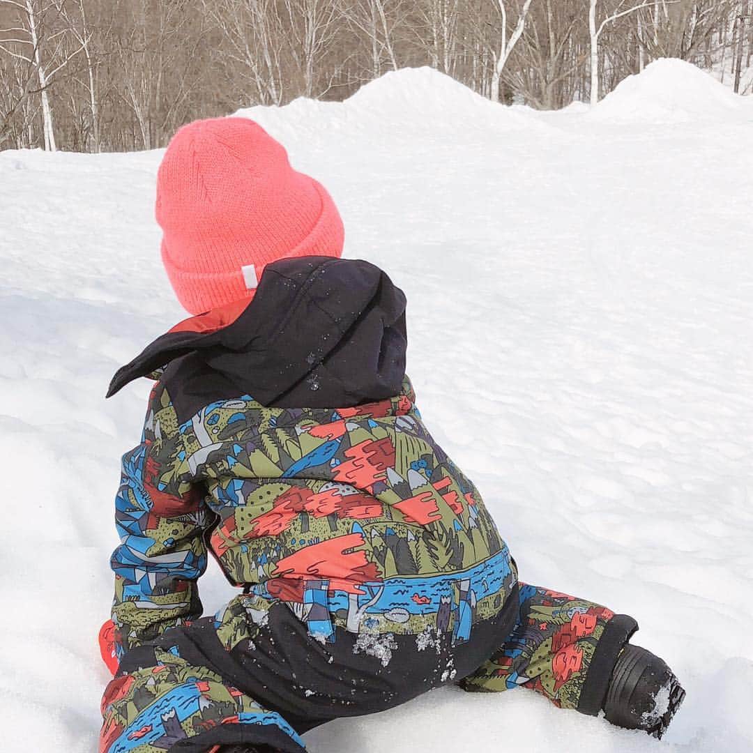蛯原友里さんのインスタグラム写真 - (蛯原友里Instagram)「・ ・ ふわっふわの雪に大喜び☺︎ 『雪のお布団だよ』って ゴロゴロしたり、そりで遊んだり。 ・ ・ とにかく嬉しそう♪ ・ ・ #雪遊び」3月7日 10時20分 - yuri_ebihara