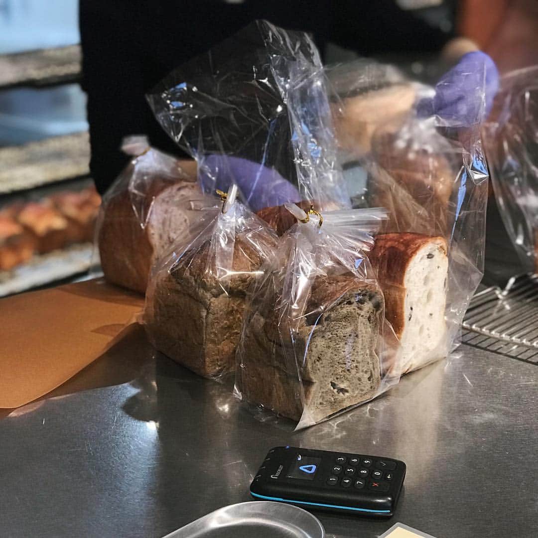 富岡佳子さんのインスタグラム写真 - (富岡佳子Instagram)「撮影中ずっと香りにつられ、その後皆んなで購入しました。 3枚目…イチジクとアーモンドのジャムも追加で。 無類のパン好き🍞 #vikingbakery」3月7日 11時03分 - yoshikotomioka