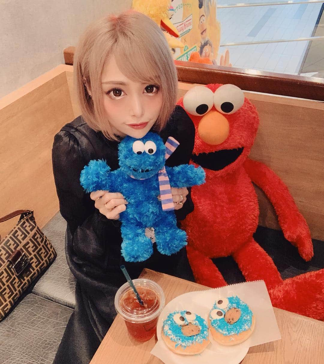 サキ吉さんのインスタグラム写真 - (サキ吉Instagram)「朝から撮影～🥰❤️ 終わってからマネージャーと#クリスピークリームドーナツ 💋 私のマネージャー写真撮るの天才🥰 ． これからラフィと撮影だよん🙆‍♀️🙆‍♀️🙆‍♀️✨ ． #エルモ #クッキーモンスター #激甘」3月7日 11時30分 - sakikichi1201