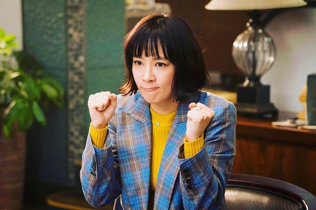 水川あさみのインスタグラム：「今夜のQUEENは第9話放送です☝️遂に、最終章！氷見さんとも対立になるのか...。氷見さんの過去に触れて大きくストーリーが展開します。10話に繋がる9話の伏線、是非見逃さないでください。よろしくお願いします！ 写真は本編に出てくる誰かの物真似🤔似てないけど、バカリさんが爆笑してた😂 #ドラマQUEEN #木曜よる10時」