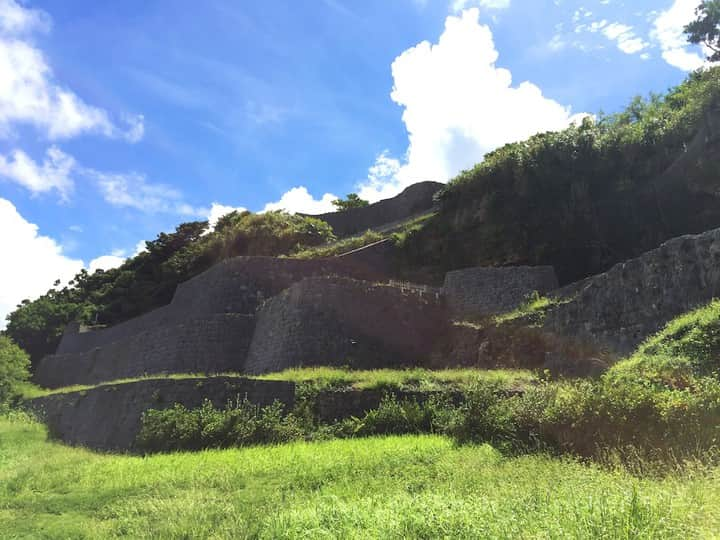 Taiken Japanさんのインスタグラム写真 - (Taiken JapanInstagram)「The reconstructed northern walls of Urasoe Castle take you back in time through Okinawa's rich history! 600 years prior to World War II, Urasoe jō (Urasoe castle; in Okinawan: Urashii Gusuku) was built as the largest castle on the island in its time.⁣ ⠀⠀⠀⠀⠀⠀⠀⠀⠀⁣ Photo credit: Annabell⁣ ⠀⠀⠀⠀⠀⠀⠀⠀⠀⁣ Read more about this and other Japan destinations & experiences at taiken.co!⁣ ⠀⠀⠀⠀⠀⠀⠀⠀⠀⁣ #urasoejo #okinawa #gusuku #castle #japanesecastle #history #japanesehistory #japanhistory #lovejapan #okinawatrip #okinawajapan #okinawa_love #okinawalife #japan #japan🇯🇵 #japantravel #japantravelphoto #japanese #japanlover #japanphotography #traveljapan #visitjapan ##japanlife #travel #travelgram #travelphotography #holiday #roamtheplanet #グスク #okinawa🌺」3月7日 11時55分 - taiken_japan