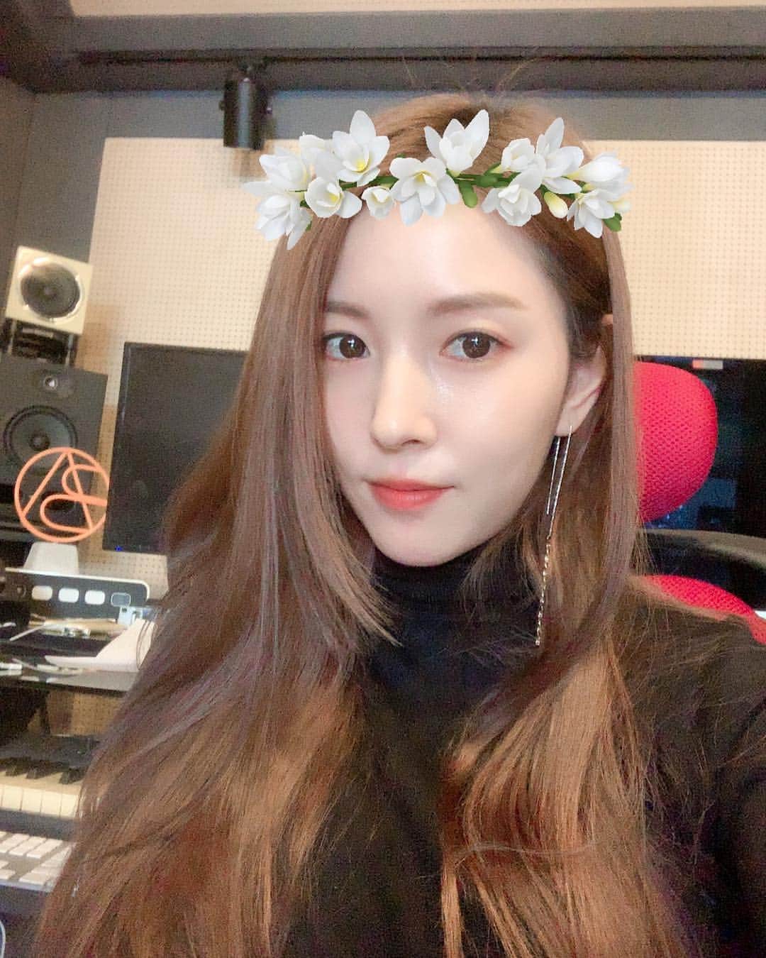 BoAのインスタグラム：「포기하고 셀카를 찍어보았다 🤣 다들 좋은 하루보내 ;) 오늘은 그래도 ☀️가 보인다 👍👍」