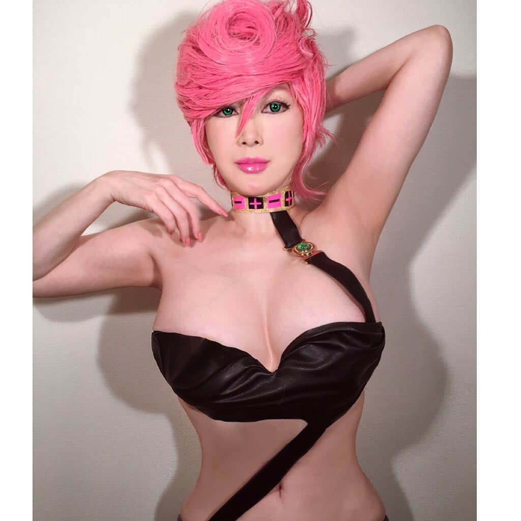 叶姉妹のインスタグラム：「ファビュラスな💖トリッシュに変身してみましたが…⁈💋✨✨ 「美香さんの💖ジョジョ日記」シリーズ、また、私達の愛する大切な皆さん、ご存知のない皆さん連続で 退屈だと思いますがポージングやメイクの違いで楽しんでいただけますと 嬉しいですよ。 もしよければ、どのお写真がお好きか教えてくださいね。😚💖 さて、 まだ、途中なのですが、 いかがでしょうか。 ちょっとだけ…バストサイズが 大きいところなど おおめにみていただきながら ご一緒に楽しんでくださると とても嬉しいですよ。 あまりにも、ジョジョのアニメが アメージングな美しさで 5部の中で私が実現できそうな キャラクターを考えておりましたら、 ファビュラスな姉に、 「美香さん、 ギアッチョはどうかしら？💋✨」 と！言われまして (え、えっと、ぎ、ギアッチョ？ なぜ、ギアッチョ…、と心の声が…😨😓💦)と、困っておりましたら、 「もしくは、トリッシュ。💋✨」と、いつもながら、どこまでがジョークなのかわからないファビュラスな姉はイタズラっぽい女神の微笑みで。 実は、無花果の衣装がことのほか 時間がかかるようで、 突然ですが、トリッシュをご紹介させていただきましたよ。😘💖 私は、あくまでもコスプレイヤーではありませんが、定期的に趣味の世界として心から楽しんでおりますよ。 最近では、”モブサイコ100”も新しくマイブームの１つですよ。😉💖 #amazing #heavenly #バラの香り  #ジョルノ #ブチャラティ #ジョジョ #トリッシュ #ギアッチョ #モブサイコ100 #無花果 #cosplay #コスプレ  #precious#fabulous #叶姉妹 #heaven #happy #ファビュラス #aubade #宇宙 #jojo #コミケ #叶 #peace #peaceful #至福 #幸運 #天使 #女神  #愛するあなたへ」