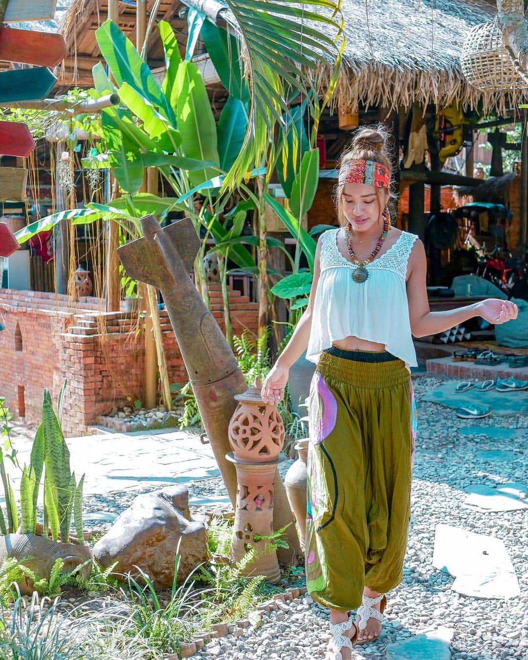 のインスタグラム：「My favorite cafe in Luang Prabang, Laos. 世界で好きなカフェトップ10には入る、ラオスのユートピアカフェ☕︎♡ 1日中いられる🤤🤤 . 今はカナダにスノーボードしにきてるよー！ . photo in #laos #luangprabang #utopia #utopiacafe #ethnic #ethnicfashion #hippie #hippiestyle #lovemylife #lovetravel #traveler #ラオス #ルアンパバーン」