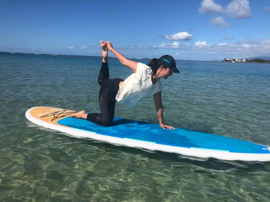 エリナ シルカさんのインスタグラム写真 - (エリナ シルカInstagram)「SUP Yoga 🧘‍♀️ * またまた頑張ってきましたー！サップヨガ(^^) すごく筋肉使うのに不思議とリラックスできてるのがやみつきになりそう🤤🧘‍♀️」3月7日 12時55分 - laura_elina_ymd