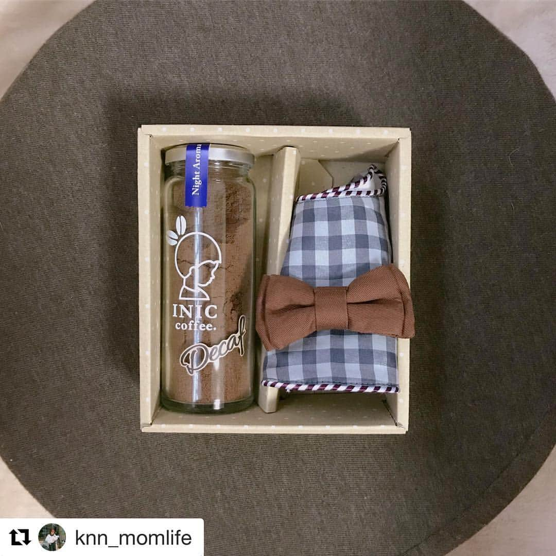 INIC coffeeさんのインスタグラム写真 - (INIC coffeeInstagram)「#Repost @knn_momlife with @get_repost ・・・ ♥︎ 🌿イニックコーヒー&マールマールスタイ🌿 職場の方からとてもおしゃれなお祝いを頂きました。 ⋆ デカフェのコーヒーはなかなかおいしいものが無くてそういうものかぁと諦めていましたが、このアイニックコーヒーのナイトアロマは普通のコーヒーと変わらず香りも良くてすごくおいしかったです。 これでしばらくは毎朝おいしいコーヒーが飲める…(；ω；) おいしいデカフェをお探しの方にぜひおすすめしたいです。 また他においしいデカフェありましたらぜひ教えてください。 ⋆ そしてマールマールのスタイ⋈ マールマールはかわいいなぁとずっと思っていましたがなかなか自分では手が出ない物でした。 早速付けてみましたが男の子っぽくてとてもおしゃれ…♥︎ 毎日お顔が変わるし、お着替えしたりグッズを付けたりすると雰囲気がガラッと変わるので毎日写真撮影が止まりません。。 ⋆ ⋆ #男の子 #男の子ママ #新米ママ #ママさんと繋がりたい #プレママさんと繋がりたい #赤ちゃんのいる生活 #ベビー用品 #マールマール #スタイ #marlmarl #iniccoffee #イニックコーヒー #iniccoffee #inic #イニック」3月7日 13時46分 - iniccoffee