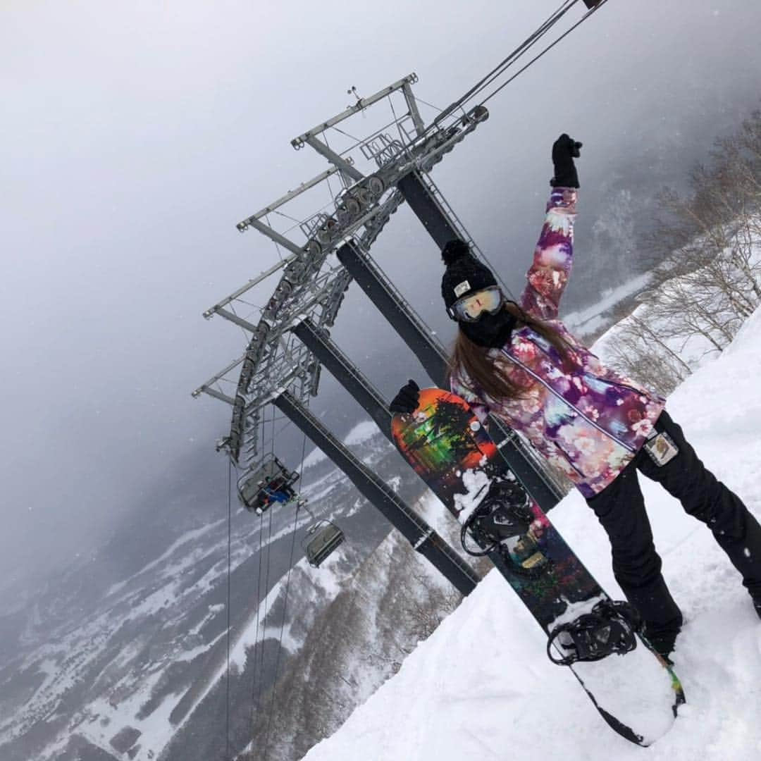 朝水柚菜のインスタグラム：「. . 北海道スノボ旅🏂💗 . 天気もよくて、雪もふわふわ☃️ . お部屋のお風呂からの景色も素敵すぎていうことなし🛁❄️ . たのしかった🥰 . . . そろそろサバゲいきたい🥺🥺 . . #北海道 #トマム  #スノボ #スノーボード #snowboard  #スノボ女子 #burton #volcom #星野リゾート #リゾナーレトマム」