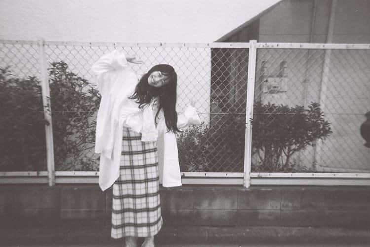 岡本夏美さんのインスタグラム写真 - (岡本夏美Instagram)「大好きな人たちといる時 すっごい笑ってるのねずっと。  #film  モノクロ可愛い𓅫𓅫𓅫 #natsufilm」3月7日 13時59分 - okamoto_natsumi