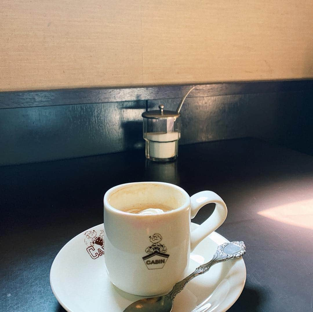 瀬戸あゆみさんのインスタグラム写真 - (瀬戸あゆみInstagram)「珈琲艇CABIN🛳⚓️☕️ おしゃれなカフェもいいけれど、こういう渋い喫茶店もすき！ 大阪のお姉さん @sayacafe_giracha とマシンガントーク。 さやかさんの、"キャビンに来ると思ったからマリンルックできたの！"っていう姿勢が超シンパシー。すき❤️ #ayumi_breakfastclub」3月7日 14時14分 - setoayumi