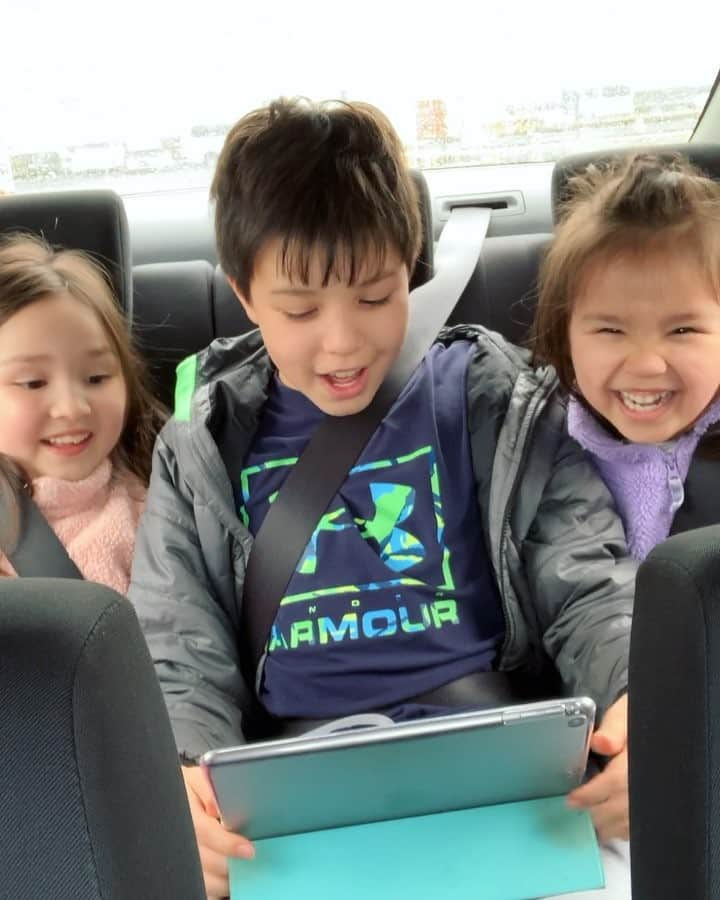 バイリンガル3兄妹のインスタグラム：「こんなレベルの替え歌でこんなに笑ってくれるのは世界に妹たちしかいないからな？ ・ 大事にしろよ？ ・ と言いたい😂 ・ ・ 日本のお笑いとか見せても全然笑わないし、 感覚がアメリカ人なんかな😂 ・ ・ とにかく11歳の今でも う◯こ、ち◯こで爆笑できる笑いのセンス低めの彼ですがどうぞよろしくお願いします😂 ・ ・ #空雅 #11歳 #小五男子 #バイリンガル3兄妹」