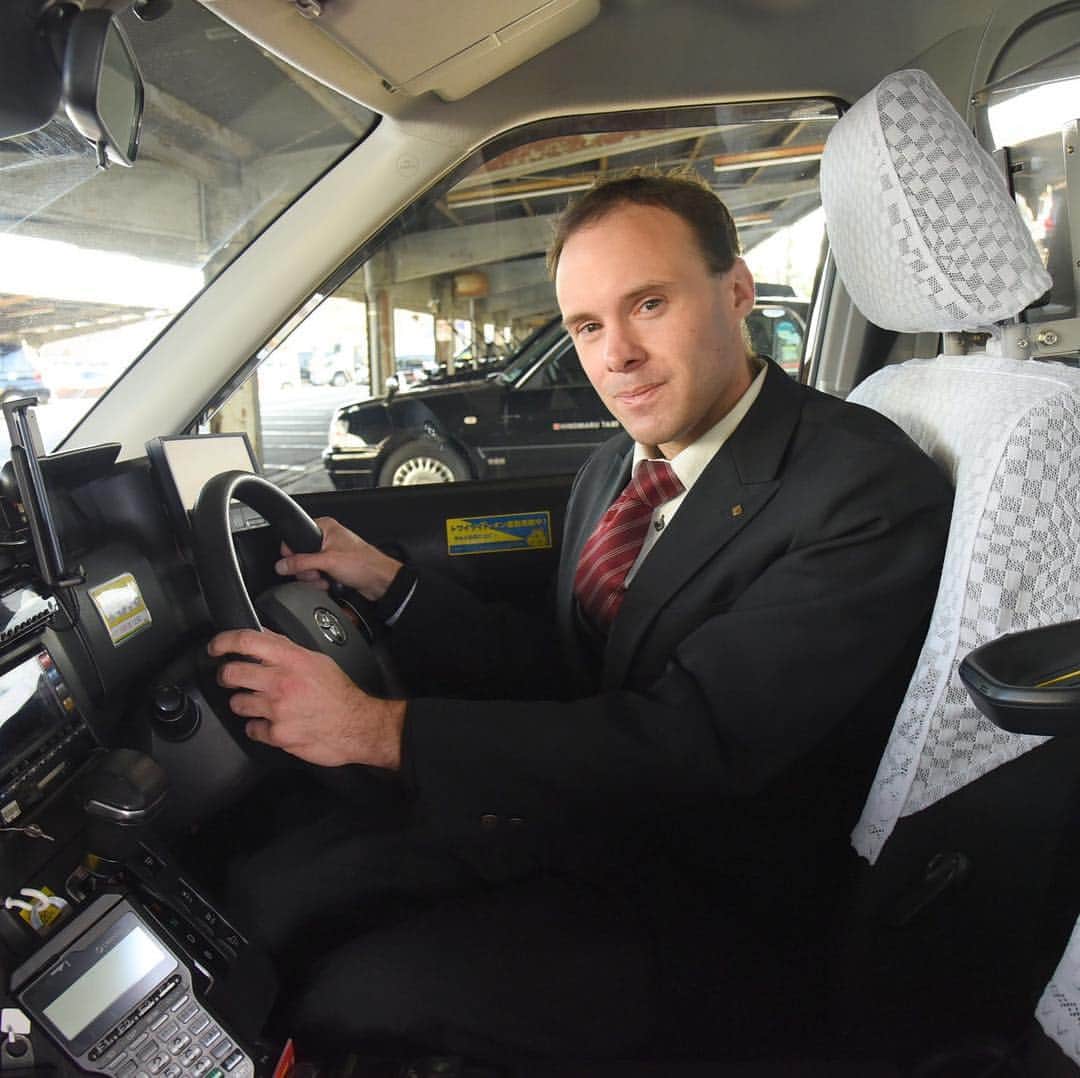 のインスタグラム：「Hinomaru, which operates in Tokyo and Kanagawa Prefecture, began actively recruiting non-Japanese drivers last spring. By the end of February, 31 of the company’s roughly 1,500 drivers were born overseas, comprising 15 nationalities. "I’ve never had any problems with anyone just because I’m a foreigner," said Francis Karl Gurtlinger, an American who joined Hinomaru last April and has lived in Japan for almost 13 years. "I expected it once or twice but I haven’t had that yet. What happens is, because I’m a foreigner, they assume that I don’t know the directions so they tell you the way to go. That to me is very comforting, in a way." (Satoko Kawasaki photos) . . . . . . #Japan #Tokyo #travel #japantravel #cars #taxis #日本 #東京 #旅行 #車 #タクシー #ニュース #🚕」