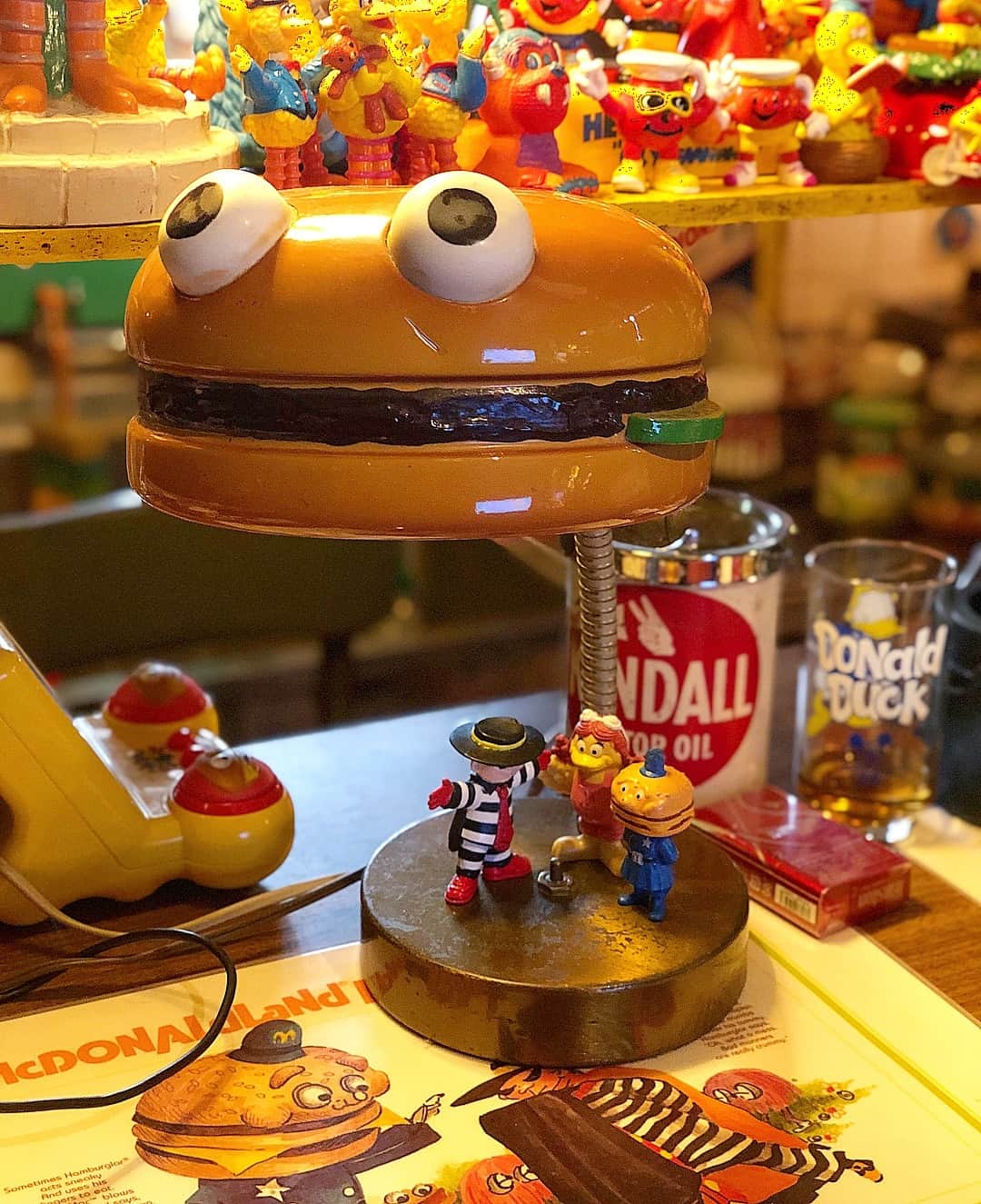 大川知英のインスタグラム：「80's mcdonald's hamburger stand lump🇺🇸 スタンド使いはスタンド使いに引き寄せられる スタンド名『トゥ ゲッツ ウォンチューウォント 』 👨🏽‍✈️ジョジョに集まる奇妙なコレクション🚬 #mcdonalds #humbergerstandlump#80s #vintage#ランプ好き#最高#スタンド使い #To get what you want#amecajiboys  #takatsubase」