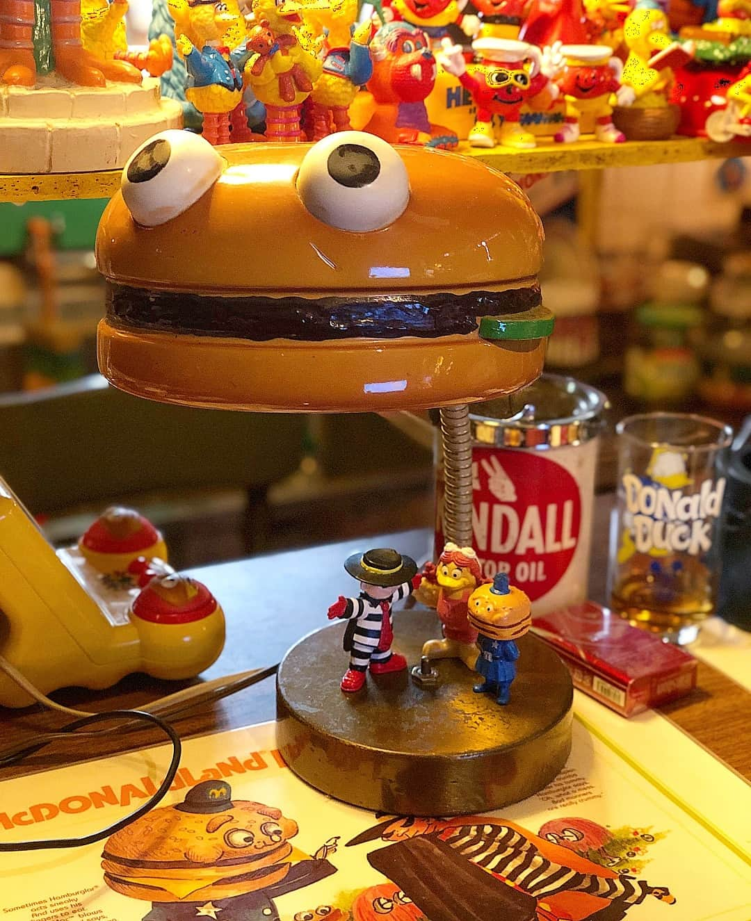 大川知英さんのインスタグラム写真 - (大川知英Instagram)「80's mcdonald's hamburger stand lump🇺🇸 スタンド使いはスタンド使いに引き寄せられる スタンド名『トゥ ゲッツ ウォンチューウォント 』 👨🏽‍✈️ジョジョに集まる奇妙なコレクション🚬 #mcdonalds #humbergerstandlump#80s #vintage#ランプ好き#最高#スタンド使い #To get what you want#amecajiboys  #takatsubase」3月7日 14時31分 - zupposi_swamp