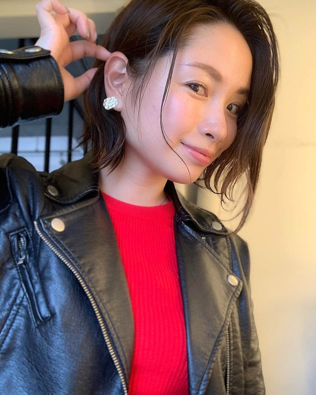 のインスタグラム：「新しく買ったイヤリングつけてみた🤤✨ ・ ・ 真っ赤なニットのポイントに、ゴールドのイヤリングを！ ・ ・ てか、こんな鮮やかな赤ニット 初めて買ったかもなー。笑 イヤリングも赤ニットも、いかがですか(*´꒳`*)？ ・ ・ #fashion #fashionable #springfashion  #earrings #イヤリング #イヤリング派 #赤ニット #春コーデ #ライダース  #寺田有希 #teradayuki」