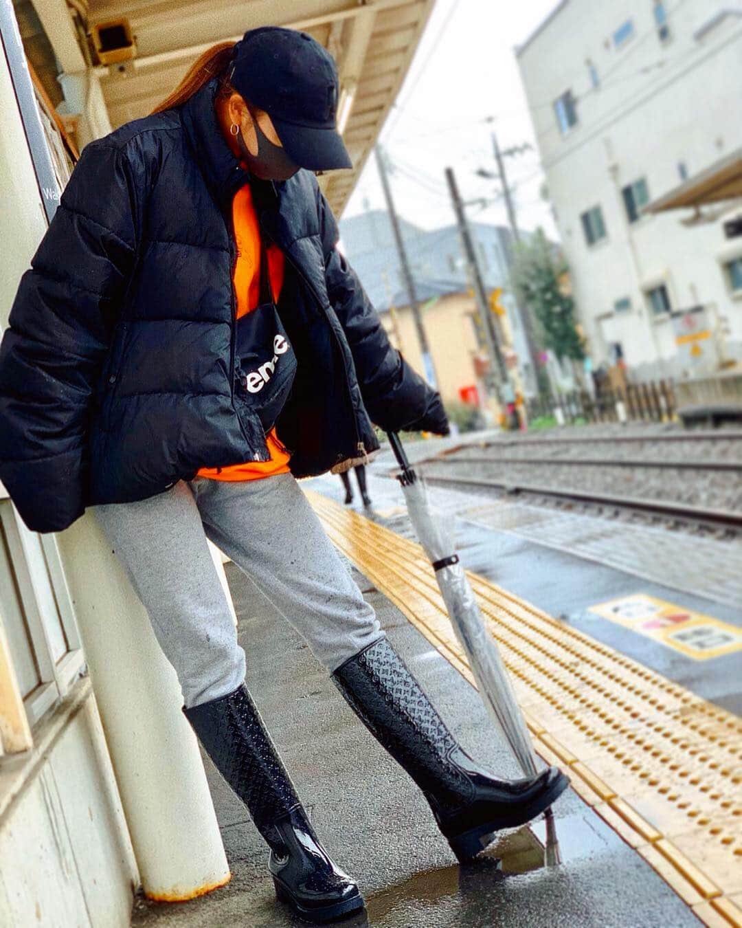 のインスタグラム：「☔️🌈 This rain boots makes me happy even on rainy days🌧 雨の日でも気分上がる長靴🐌💕 #happy #rainyday #rainy #code #ootd #outfit #fashion #street  #louisvuitton #rainboots #lvboots #kogenatsu #焦げNATSU #こげなつ」