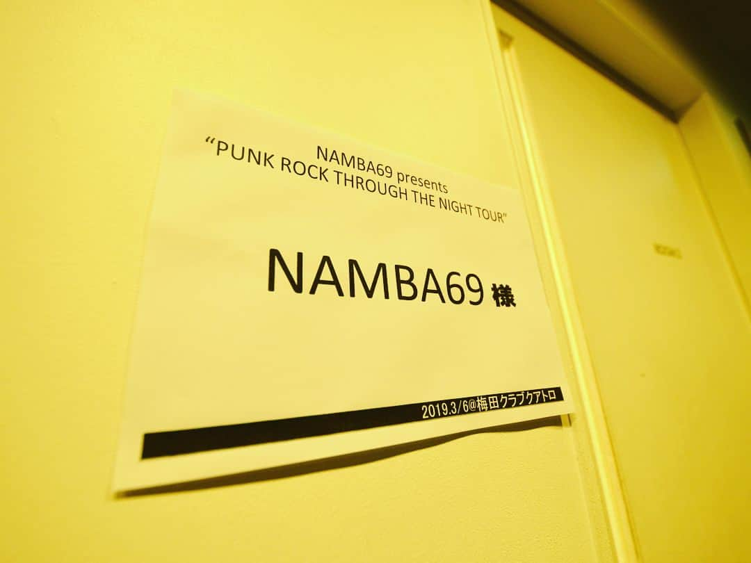 難波章浩さんのインスタグラム写真 - (難波章浩Instagram)「NAMBA69/04 Limited Sazabys  live at Osaka Umeda Club Quattro 2019.3.6 対バンしてくれたフォーリミもカッコ良かったし、GENちゃんとも打ち上げでもっと仲良くなれて嬉しいの❣️新曲の反応もめちゃいいんだけどあんなに新曲で暴れるかよって？？www とにかくフロアーが真剣に狂ってて最高にアガリました！！！！ 来てくれた皆さん、対バンしてくれたフォーリミには本当感謝してます、絶対また会いましょう☆ 完全にパンクロックは大阪の夜を突き抜けたね！！！！！ photo by @yasumasahanda」3月7日 15時06分 - akihironamba