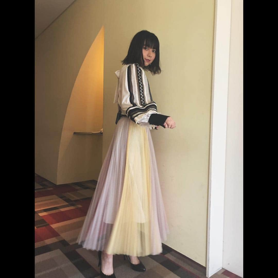 上白石萌歌さんのインスタグラム写真 - (上白石萌歌Instagram)「本日19:00～19:56の 「THE突破ファイル」に出演させていただきます！ 2度目の突破ファイルでした。楽しかったーー 是非ご覧ください！ 衣装のスカートが可愛かったです。👗タグ付けみてね #the突破ファイル」3月7日 15時01分 - moka____k