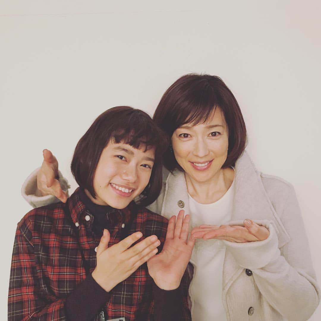 杉咲花のインスタグラム：「🔮🔮🔮 ドラマ「ハケン占い師アタル」 今夜、第８話のオンエアです。 若村さんとはドラマ レジデント 以来の共演でした。 今夜はついに、キズナとアタルの親子対決。。 今まで以上にヒリヒリした空気の流れるドラマとは裏腹に 現場はユーモアたっぷりの若村さんのおかげで 笑い声でいっぱいな瞬間がたくさんありました。 お綺麗で、お茶目で面白い自慢のお母さんです。 ドラマの放送も残すところあと２話。 まだ撮影中ですが、撮了目前です。 とてつもなく長かったような、でもあっという間なような。 最後まで、みんなと頑張るぞーー。 みなさま今日も夜９時から、是非ご覧ください。 #ハケン占い師アタル」