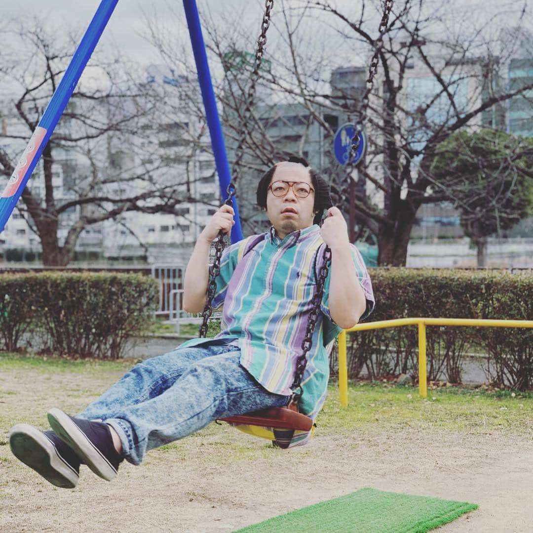 西澤裕介さんのインスタグラム写真 - (西澤裕介Instagram)「岸です。空いてます。今でブランコ言うやつ乗って３時間半です。さっきジャングルジム言うやつ４時間程やりました。子供がえらい見て来てたからお菓子あげたんよ。 #太秦の稽古場にいっぱいあるやつ #法事の時も置いてる #四角いゼリーのやつ #岸大介 #太秦の空き時間 #何してますのん」3月7日 15時24分 - uzumasano.akijikan