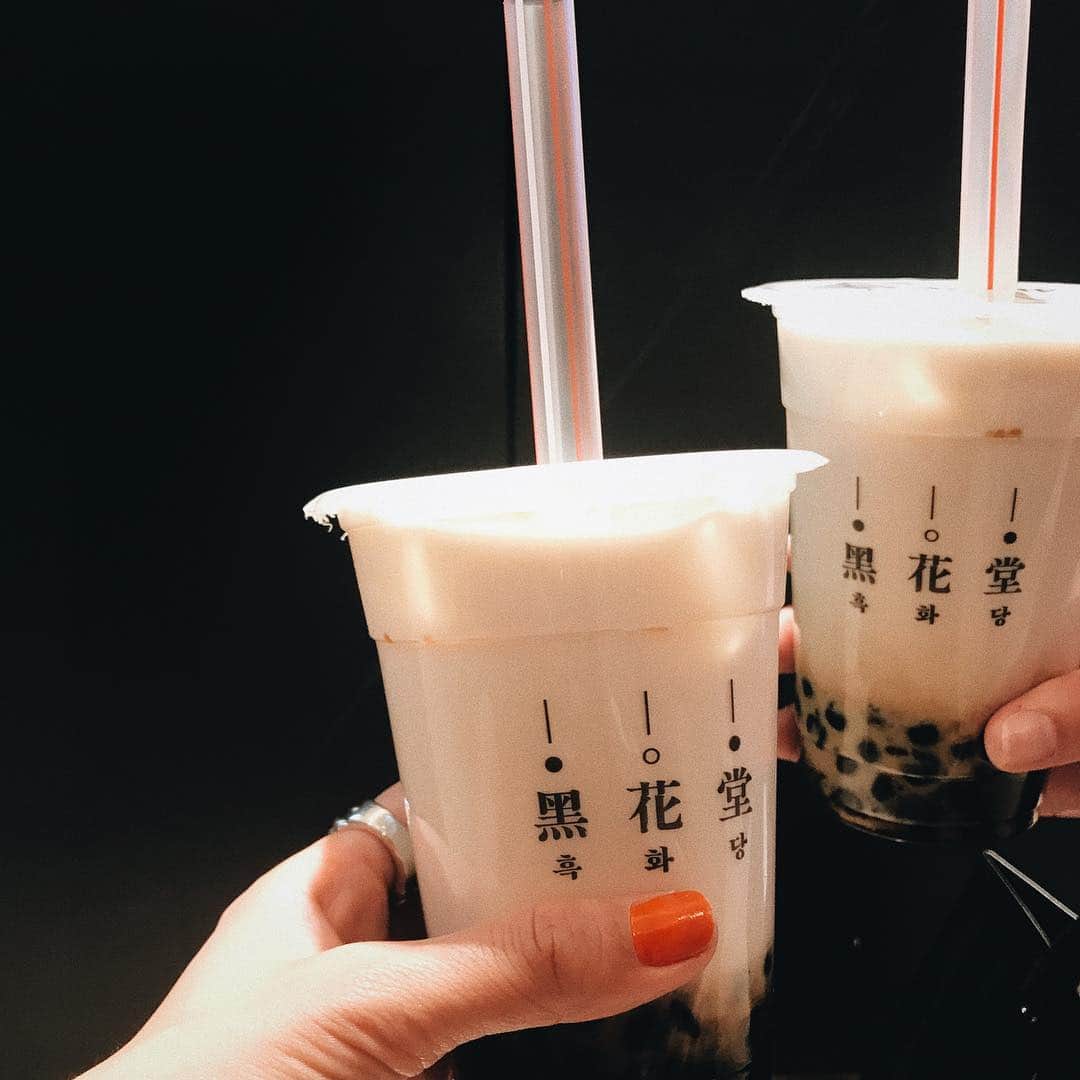 のインスタグラム：「Gong chaも好きだけど私は黒花堂派♡ * 今まで飲んだ中で1番すきなタピオカミルクティーです！ * そして麻薬パンと呼ばれているコーンパンも美味しくてハマってお土産にも買って帰ったよ🌽 * 今回は美味しいパンに沢山出逢えました🐖 * ロッテ百貨店大好き！ * #黒花堂#麻薬パン#コーンパン#サムソンパンチッ##korea#koreacafe#韓国#韓国カフェ#明洞#明洞カフェ#cafe#koreatrip#韓国旅#luftcoffee#coffee#コーヒー#hn✈️trip#카페#한국카페#ソウル#ソウルカフェ#seoulcafe#myongdong#명동카페#커피#커피잔#韓国パン屋」