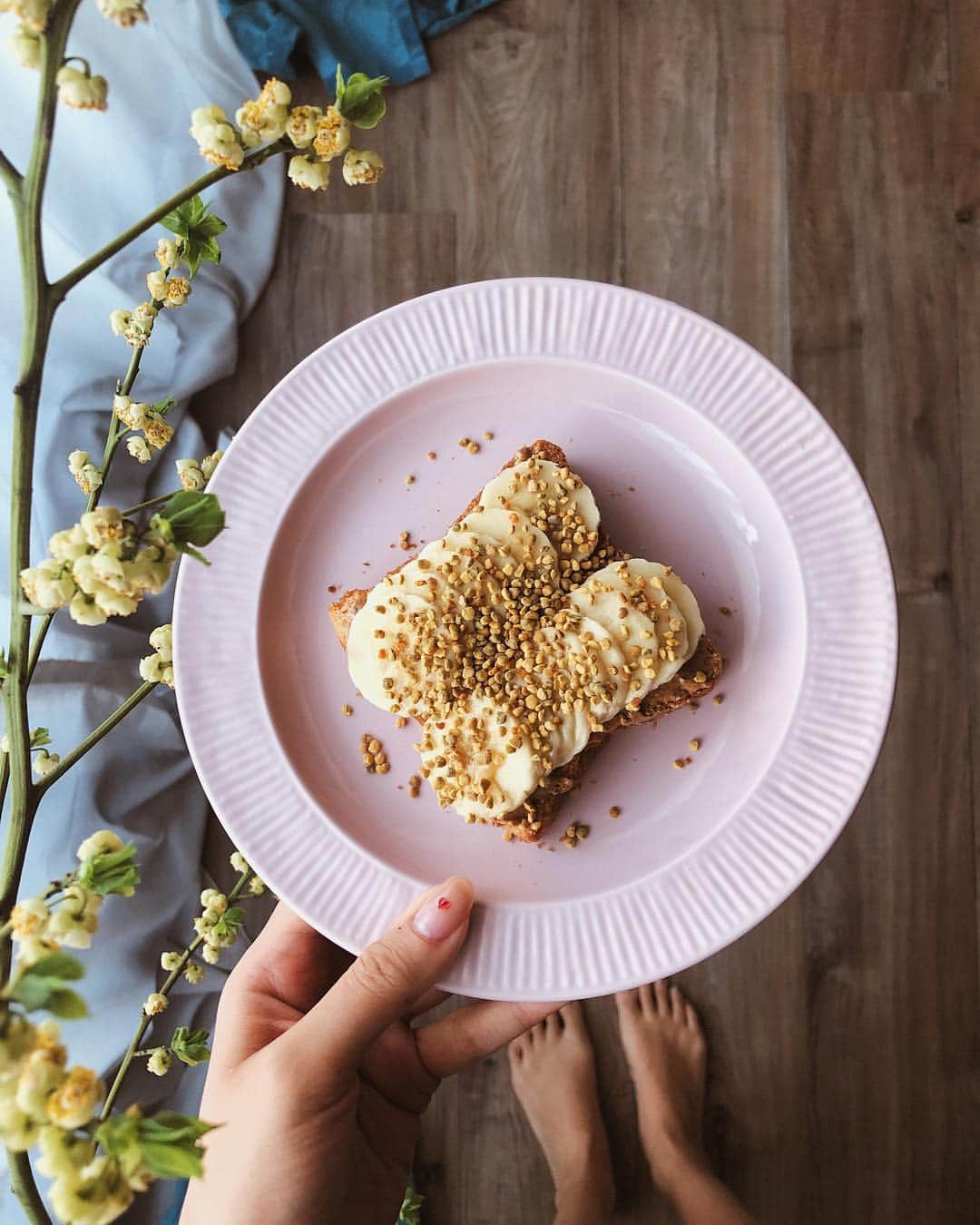 のインスタグラム：「My breakfast these days🤤 Gluten free toast +almond butter+banana+bee pollen💚 最近の朝ごはんはもっぱらこれ👀グルテンフリートースト、アーモンドバター、バナナ、ビーポレン✨おやつにも食べたりする😉アーモンドバターは美味しいし腹持ちいいもいい💪🏼 ・ ・ #glutenfree #vegan #superfood #グルテンフリー #ヴィーガン #スーパーフード」