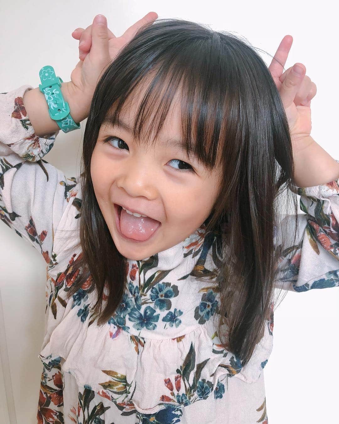 小水彩さんのインスタグラム写真 - (小水彩Instagram)「スクールに写真送らなきゃいけないのに変な顔ばかりするから「モデルにはなれないわ！」って言ったらこの表情。 いじわる言ってゴメンねー😭😭 今日で3歳と6ヶ月です💓 大きくなったもんだ💓 . . . #親バカ部 #3歳6ヶ月」3月7日 16時23分 - aya_iitoto