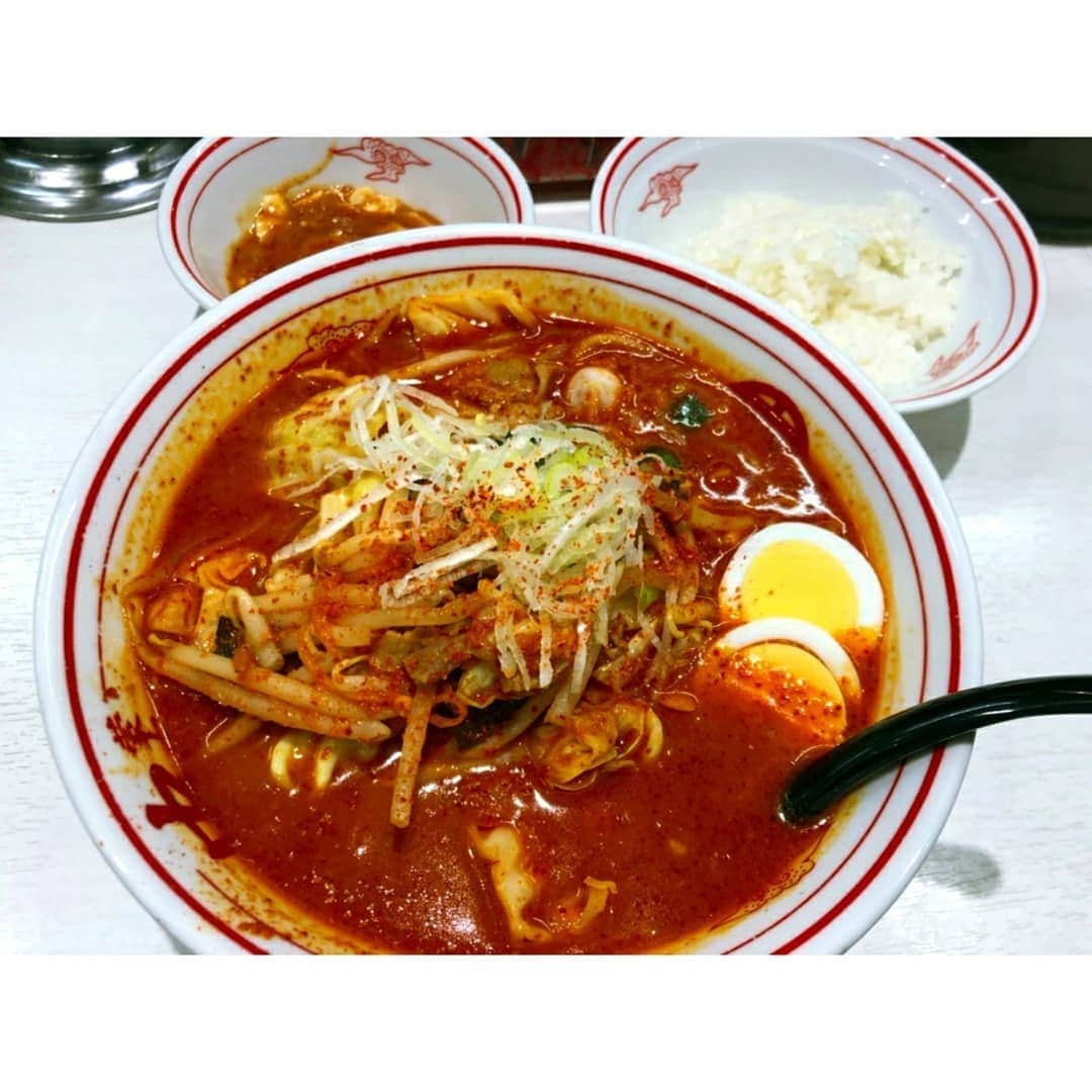 AYASAさんのインスタグラム写真 - (AYASAInstagram)「北極やさいシャキシャキ～🍜✨ . 店舗によってあるところとないところがあるので、お久しぶりのシャキシャキ💕 とろっと煮込まれた野菜たちも好きだけどシャキシャキ食べてる実感感じられるこちらも好き💕💕 そしてもちろんご飯もね🍚#白米大事 ・ ・ #蒙古タンメン中本 #中本 #北極やさいシャキシャキ  #辛さ2倍 🔥🔥 #すぺちょう #スペシャル超硬麺 #麺半分 #定食 #健康第一激辛党」3月7日 16時43分 - ayasa_doya