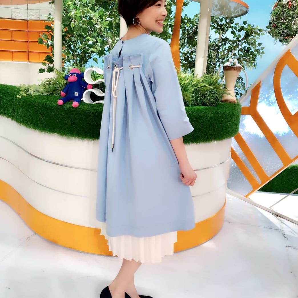 林マオさんのインスタグラム写真 - (林マオInstagram)「今日の衣装です👗 前から見たらシンプルなワンピースなんですが、実は後ろはこんな感じ💙 遊び心があって素敵でした🦋 #ドスディオサス」3月7日 16時48分 - maohayashi_ytv