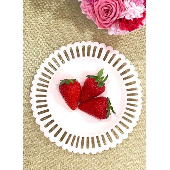 若月彩子のインスタグラム：「ビタミン摂って風邪予防🍓 お気に入りのお皿で💕  #Dior#Diorのお皿もステキ#Diorのお気に入り#いちご#苺#ビタミンを摂ろう#ビタミンC#フルーツ大好き#ニコライバーグマン」