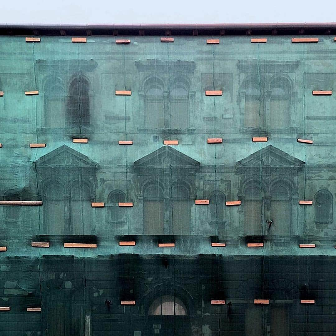 appleさんのインスタグラム写真 - (appleInstagram)「“With architecture, I’m looking for something unusual: a strange detail, a beautiful patina, sharp geometry, or maybe it’s just a forgotten house.” Check out Stories for more. #ShotoniPhone by András W. @weisz」3月8日 2時51分 - apple