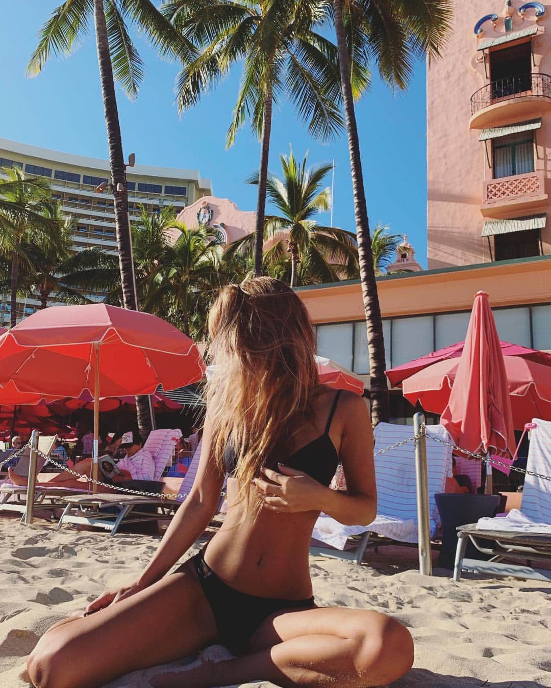 MARISさんのインスタグラム写真 - (MARISInstagram)「Always love staying here in the sun☀️#Waikiki #home #honolulu #hawaii #pinkhotel #bikinis #girl」3月7日 20時04分 - marristea