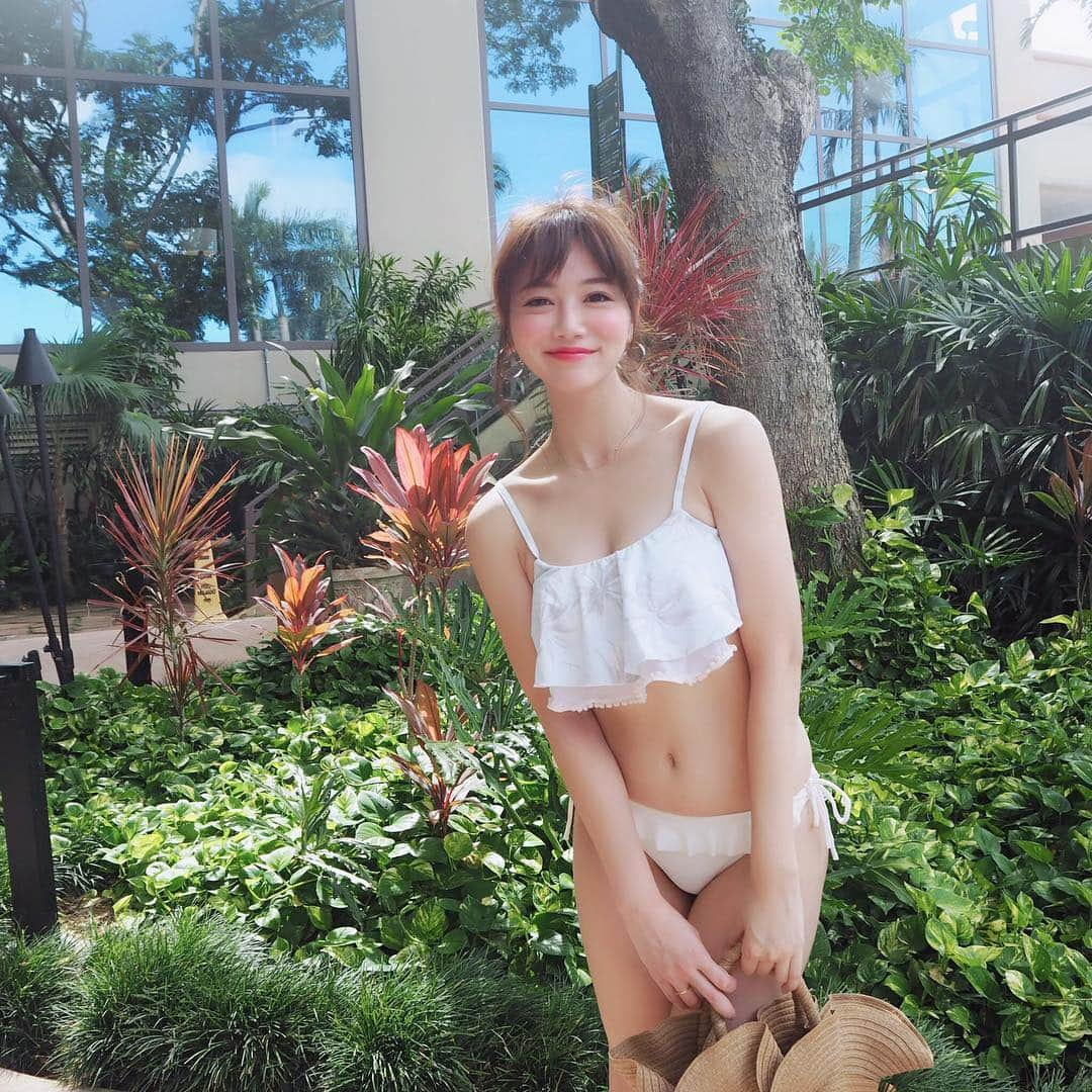 石井里奈さんのインスタグラム写真 - (石井里奈Instagram)「こんばんは😳❤️ . 今夜はグアム編⛱👙 グアム編もラスト3投稿📸 （あと2投稿は里奈ログです笑） . 宿泊したグアムのアウトリガーのプールで遊んだ時の😳❤️海よりプールのお水の方が冷たかった😳✨笑 . プールも広くて、いいお天気で最高に楽しめたよ🌼💕 カクテルも飲めて大人気分🍹 . 水着は @to_the_sea_hawaii 🍓👙 . 今日もとっても寒くて暖かかったグアムが恋しい...☃️ 早く春が来て欲しいですね🌸🌷✨ . 今日もお疲れ様でした❣️✨ . #グアム #guam #グアム旅行 #海外旅行 #ビーチ #プール #pool #水着 #swimwear #南国 #beach #resort #outriggerguam #hawaii #ハワイ #swim #sea #海 #smile #女子旅 #travel #trip #旅行 #旅行好き #休日 #海外 #インスタ映え #nature #naturephotography」3月7日 20時08分 - ri7tin1025