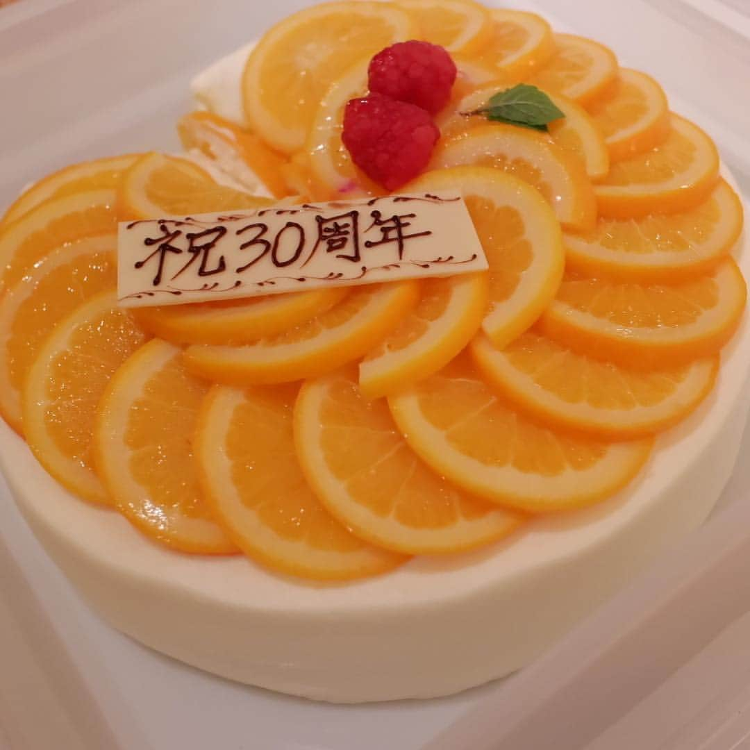 久保雄司さんのインスタグラム写真 - (久保雄司Instagram)「2019.03.03 first bite🎂  12月4日入籍した日は 吉竹両親の30周年結婚記念日㊗️ 3月3日結婚式の日は 久保家両親の結婚記念日でもありました㊗️ 奥さんとサプライズで両親にケーキ入刀をプレゼント🎂  合計3回の入刀式でみんな盛り上がってなにより嬉しそうな姿が嬉しかった😌  奥さんへのサプライズも成功✨  #感謝入刀 #ヘアメイク新郎」3月7日 20時59分 - six_kuboyuji