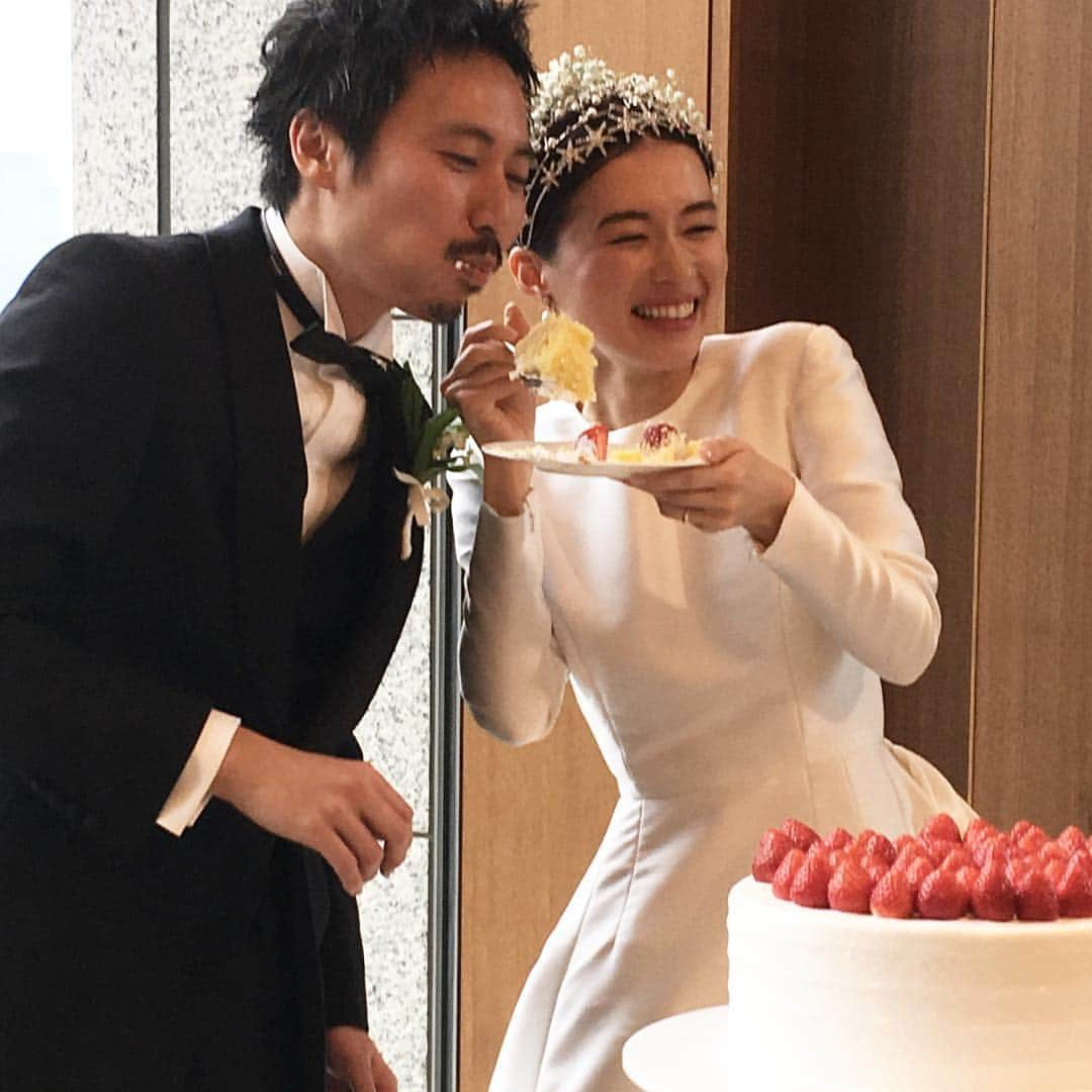 久保雄司さんのインスタグラム写真 - (久保雄司Instagram)「2019.03.03 first bite🎂  12月4日入籍した日は 吉竹両親の30周年結婚記念日㊗️ 3月3日結婚式の日は 久保家両親の結婚記念日でもありました㊗️ 奥さんとサプライズで両親にケーキ入刀をプレゼント🎂  合計3回の入刀式でみんな盛り上がってなにより嬉しそうな姿が嬉しかった😌  奥さんへのサプライズも成功✨  #感謝入刀 #ヘアメイク新郎」3月7日 20時59分 - six_kuboyuji