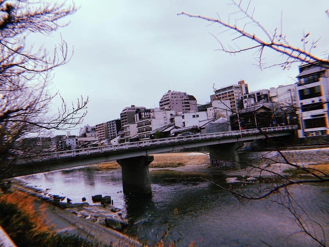 片山陽加さんのインスタグラム写真 - (片山陽加Instagram)「今更ですが 1月の出来事に遡ります笑 冬の京都は初体験でした！ 京都で初雪も見れたし 仕事とは言えどいい息抜き させてもらいました！！ 個人的にまた行く理由ができたので年内にもう1度いけたらなぁと。 新緑の時期に行きたいんだけどね。毎日見ていてた鴨川。 癒されました😊  #京都 #鴨川 #思い出 #1月」3月7日 20時55分 - haachandyoo