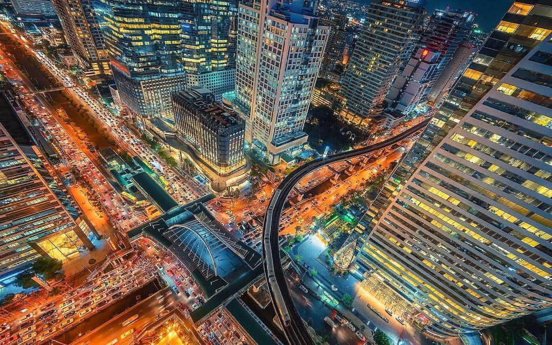 RIKUYAのインスタグラム：「🌉 ㅤ Bangkok,Thailand🇹🇭 ㅤ バンコク市内の夜景 思ってたより10倍都会でした✨ ㅤ SAMYANG 14mm F2.8 ㅤ #タイ #夜景 #一眼レフ #カメラ #写真 #キャノン #世界はこう見える #thailand #bangkok #LostinThailand #Canon #camera #instalike #instadaily #eos5dmark4 #ig_Japan #nightview #jalan_travel  #jp_gallery #icu_japan #retrip_nippon #art_of_japan_ #special_spot_  #japan_of_insta #Lovers_Nippon #PHOS_JAPAN  #ig_photosentez #bestphoto_japan #jp_gallery_member #super_japan_channel . 📍Location : bangkok / Thailand .」