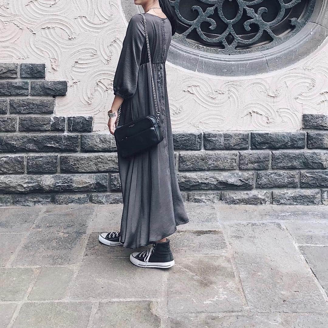 のインスタグラム：「gray × black ❤︎ . 春服をそろそろ揃え始めたいこの頃。 . . . . . #outfit#dress#onepiece#outfit#converse#jandmdavidson#nostalgia#コーディネート#春コーデ#サテンワンピ#ワンピース#コンバース#ノスタルジア」
