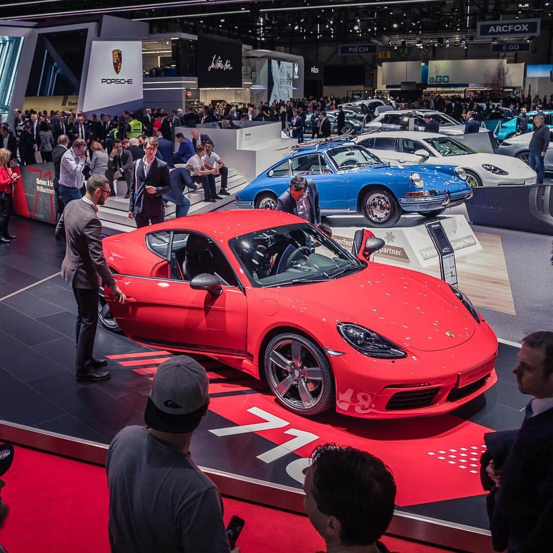 Porscheさんのインスタグラム写真 - (PorscheInstagram)「For those of you that can't make it to this year's Geneva International Motor Show, here is a peek of our superb stand @gimsswiss Among other great cars, we have on display the new 911 Carrera Cabriolet, the new 718 T models and the new Macan S. #Porsche #GimsSwiss #NewPorsche911 #TimelessMachine #718 #Macan  __  Combined fuel consumption in accordance with EU 6: 911 Carrera S Cabriolet: 9.1 l/100 km, CO2 emissions: 208 g/km; 718 T models: 8,2-7,9 l/100 km, CO2 emissions: 187-180 g/km; Macan S: 8,9 l/100 km; CO2 emissions: 204 g/km; 911 Carrera 4S Cabriolet: 9,0 l/100 km, CO2 emissions: 207 g/km」3月7日 21時34分 - porsche