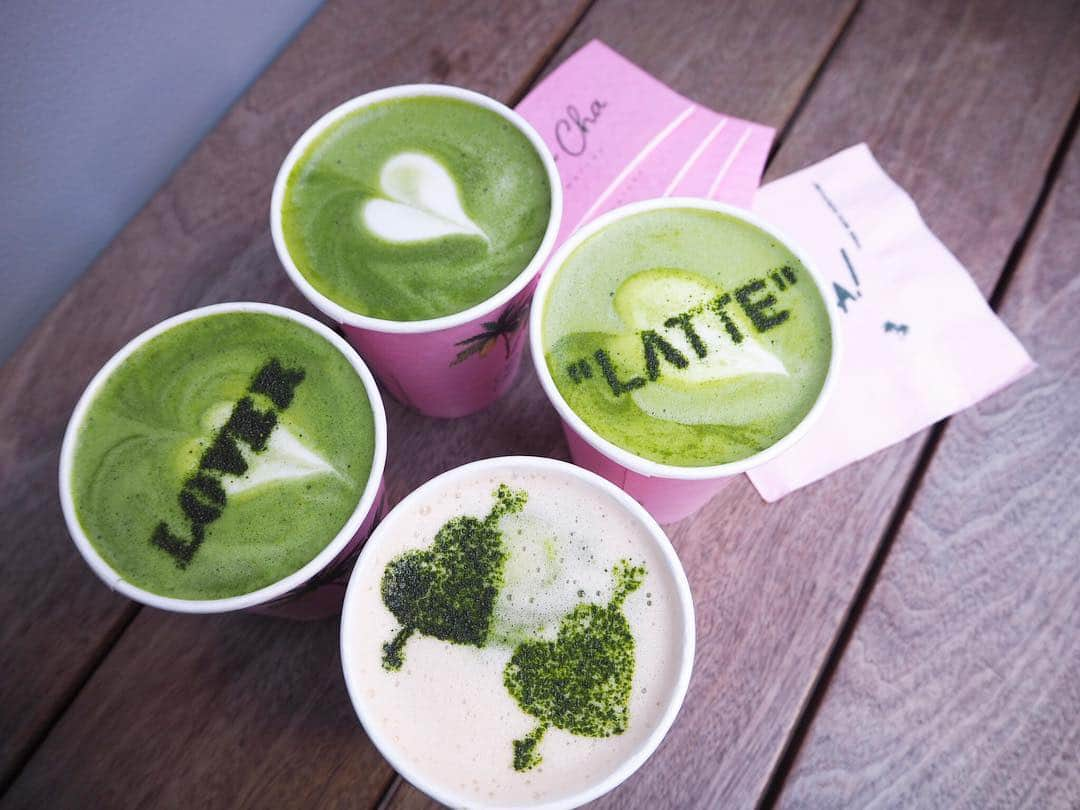 佐達ももこさんのインスタグラム写真 - (佐達ももこInstagram)「街中がかわいいカフェでいっぱいです🍵💞 ラテアートめちゃくちゃ可愛い😍 家族分ぜんぶ違った〜🌴 NYの方にも抹茶はお口に合うのですね☺️ . . #ny#newyork#ニューヨーク#カフェ#cafe#chachamatcha#抹茶」3月7日 21時53分 - sadamomodayo