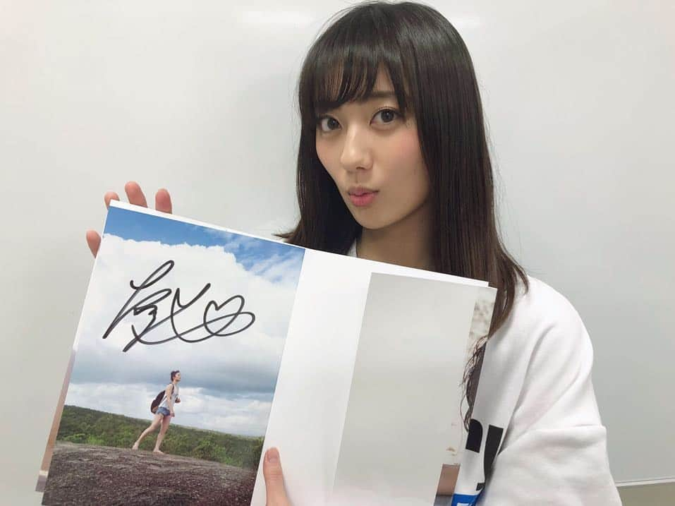 奥山かずささんのインスタグラム写真 - (奥山かずさInstagram)「写真集にサイン入れ 一冊一冊、心を込めて書きました☺︎ 早く皆さんに届けたい。✨ 発売日とイベントが待ち遠しいです！」3月7日 22時27分 - kazusa_okuyama_official