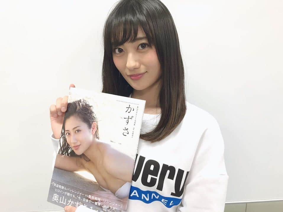 奥山かずささんのインスタグラム写真 - (奥山かずさInstagram)「写真集にサイン入れ 一冊一冊、心を込めて書きました☺︎ 早く皆さんに届けたい。✨ 発売日とイベントが待ち遠しいです！」3月7日 22時27分 - kazusa_okuyama_official