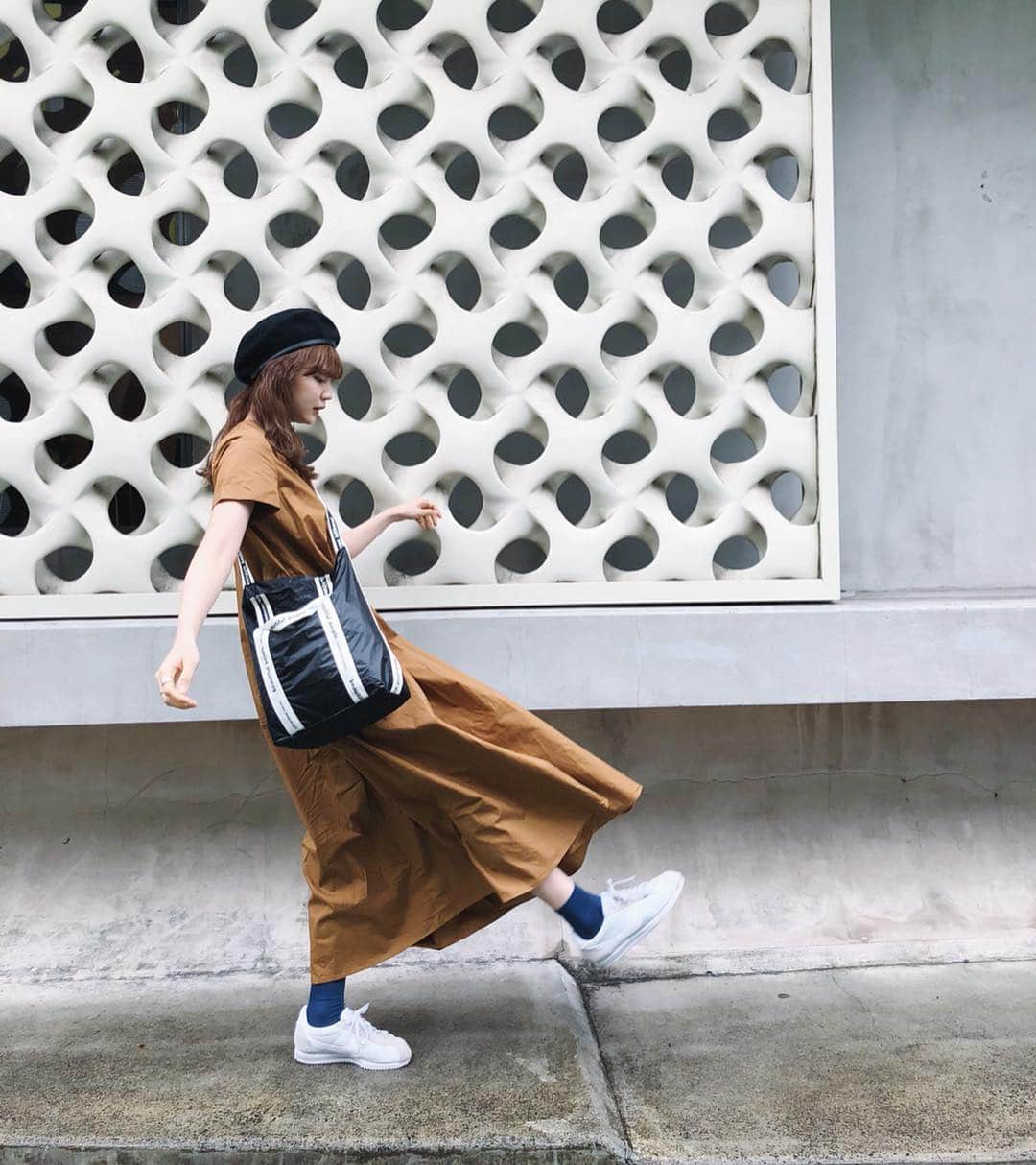 村田倫子さんのインスタグラム写真 - (村田倫子Instagram)「#りんこーで です。 茶色に綺麗な青をいれるの好きです。 私は靴下でコーデのバランスをとります。 béret #casselini one-piece #titivate  bag #beautifulpeople  shoes #nike #code #ootd  去年#キャセリンコ でつくったベレーは引き続きお気に入り！」3月7日 22時24分 - rinco1023