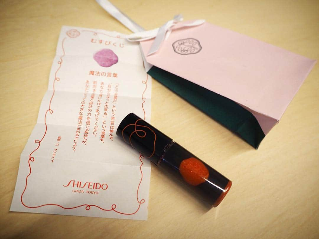 日笠麗奈のインスタグラム：「SHISEIDO「PICO」のリップ買った♡ ・ ミニミニサイズにお守りみたいなギフトケース、SHISEIDO様はいつでもツボすぎてつらい……。 ・ カラーは #注目の的 。 ブラウンオレンジ×キラキラがたまらん！  というのがほぼ伝わらないけど一応載せた2枚目。 インスタで美しい写真と共にコスメレビューしてる人たちってすごいなぁ ・ #SHISEIDO #PICO #picoでご縁を #100円」