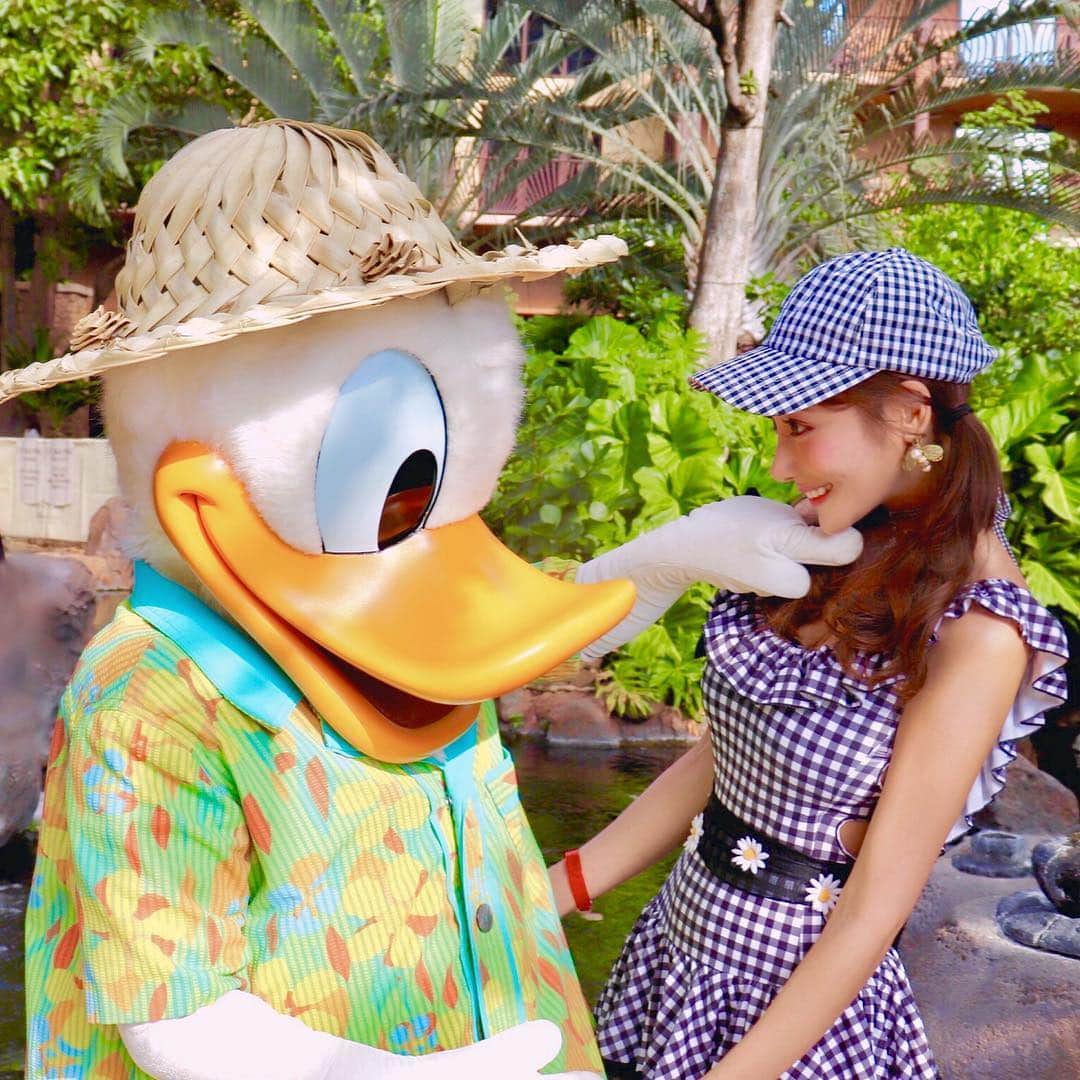 明日花キララのインスタグラム：「プールで公開イチャイチャ💑 #顎くい #首どん」