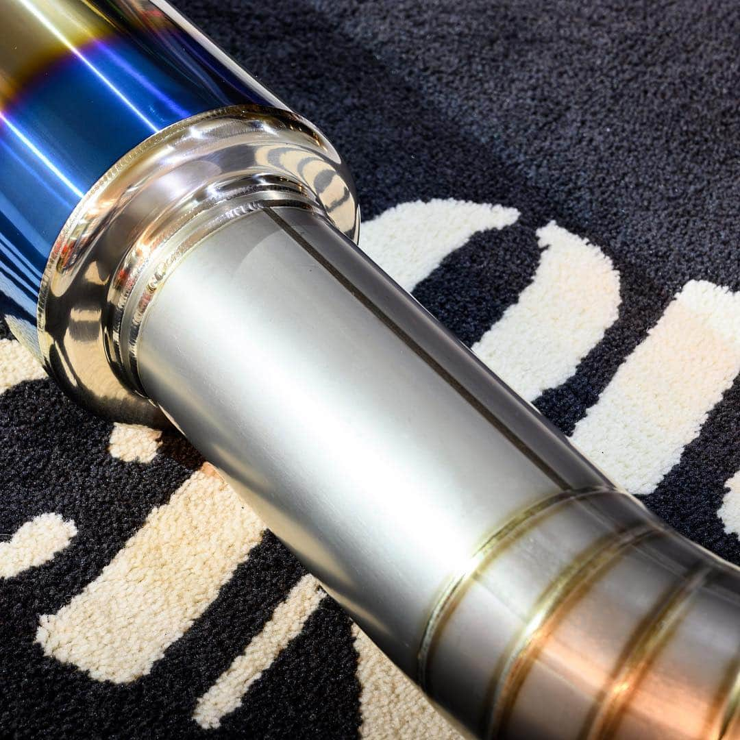 織戸学さんのインスタグラム写真 - (織戸学Instagram)「80スープラ  MAX ORIDO ALL TITAN PREMIUM MUFFLER 限定発売。  すでに初期ロットは、コマーシャルする前に全て売り切れてしまいました。ありがとうございます。  人気が高いので、再度 受注生産致します。  オールチタン素材で、 最低地上高を確保する為にフランジは差し込みのスプリングフック。 片手で、持てるほど軽いです。 6kgです。  メインパイプは、102mm サイレンサー 152mm  太いかなと思いがちですが、 車両にはジャストマッチです。  出口115mm  グラスウールも経年変化の少ない高級な物を使用しております。  とても拘りを持ち設計、生産しております。  もう 旧車の領域の80スープラのマフラーはそうな出ないと思います。  オーダーはこちらから、 納期は現在のところ5月末頃予定。  現在 オリジナル、アルミレーザープリントのプレートが付きます。  こちらもカッコ良い。  http://maxorido.com/products/ridox-max-orido-premiun-exhaust」3月7日 23時27分 - maxorido